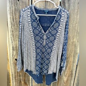 Lucky Brand split tail long sleeve printed top